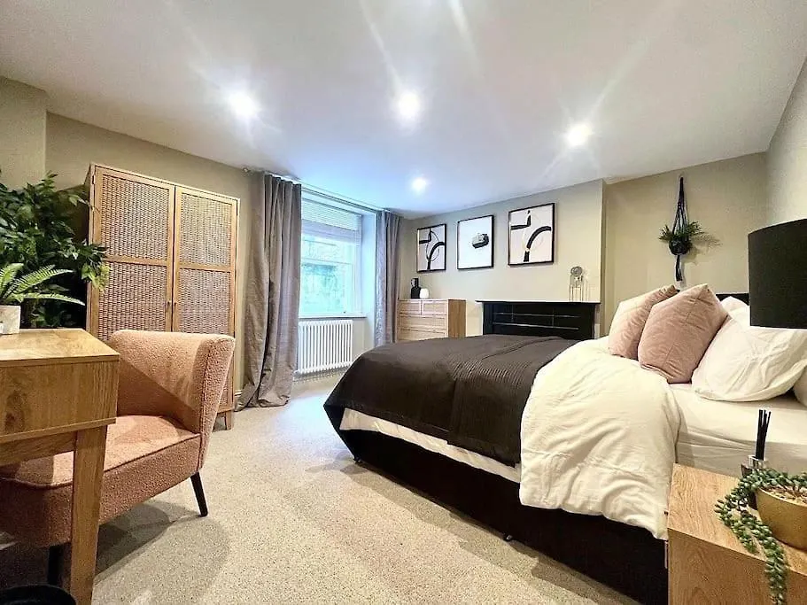 Fabulous Large Apartment In Great Location Bath
