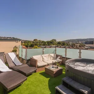 Stylish Penthouse With Hot Tub Apartment