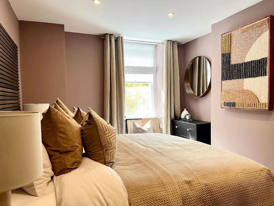 Fabulous Large Apartment In Great Location Bath 0*,  United Kingdom