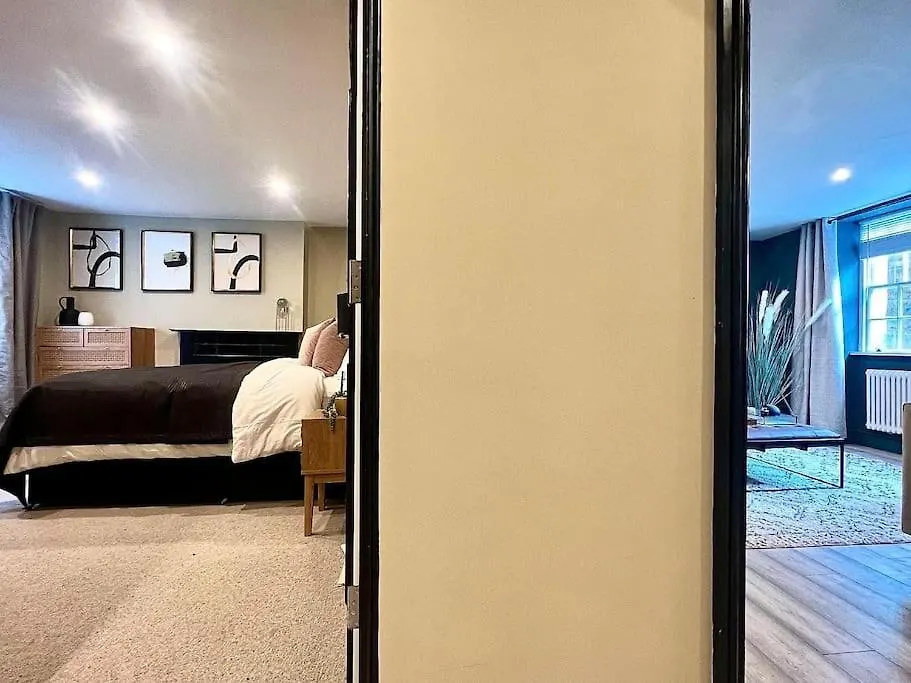 Fabulous Large Apartment In Great Location Bath