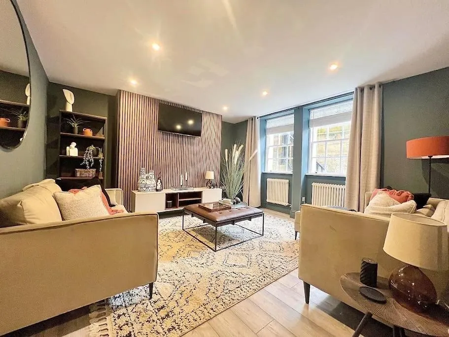Fabulous Large Apartment In Great Location Bath