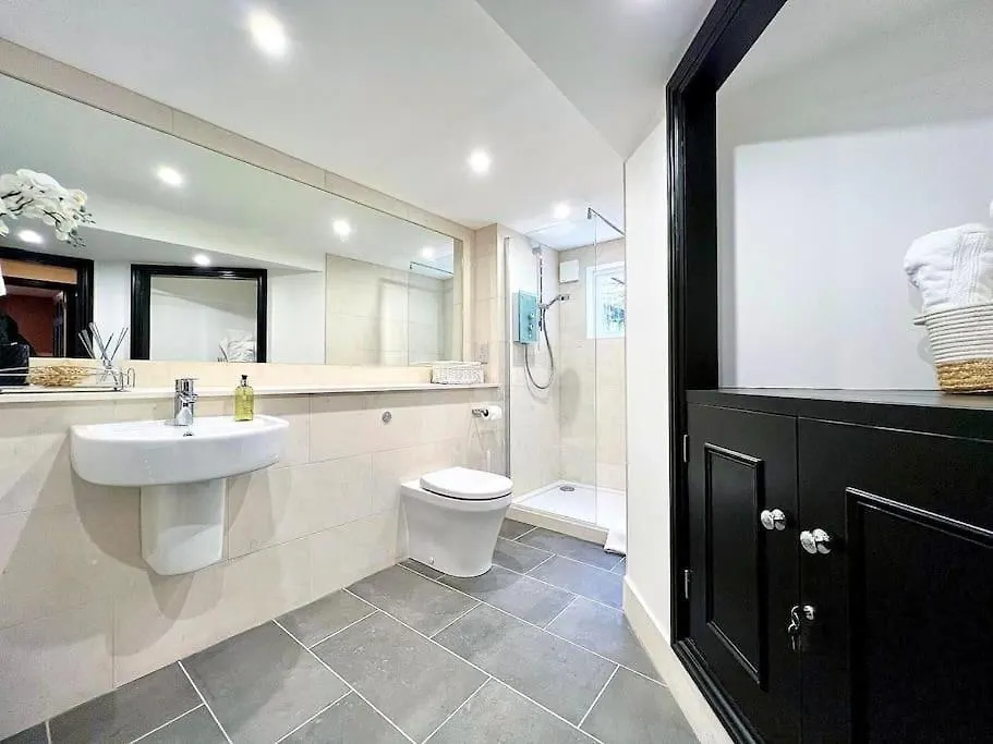 Fabulous Large Apartment In Great Location Bath 0*,